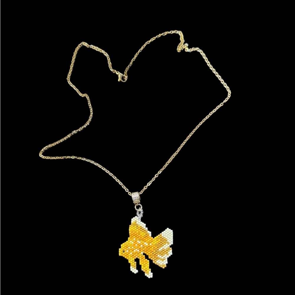 Handwoven beaded goldfish pendant with sparkling bale on 20” gold color chain - Picture 3 of 5